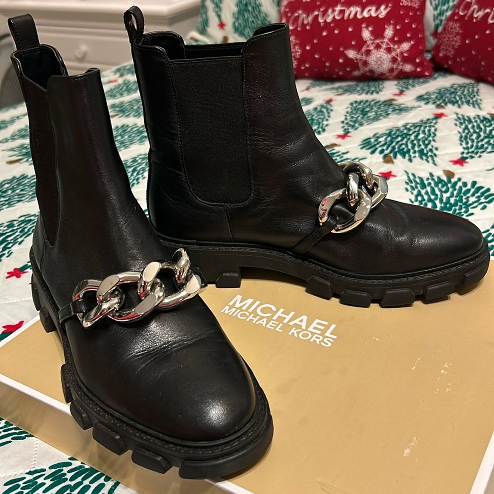 Michael Kors Scarlett Leather Bootie. Like NEW!! Size 7 (in original box).